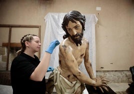 Limpieza de esculturas tras la caída de parte de la cúpula de la iglesia de la Vera Cruz