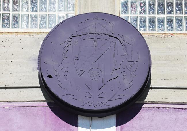 Detalle del escudo pintado de morado