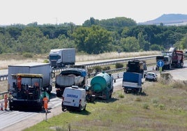 Trabajos de asfaltado en la Autovía del Duero.