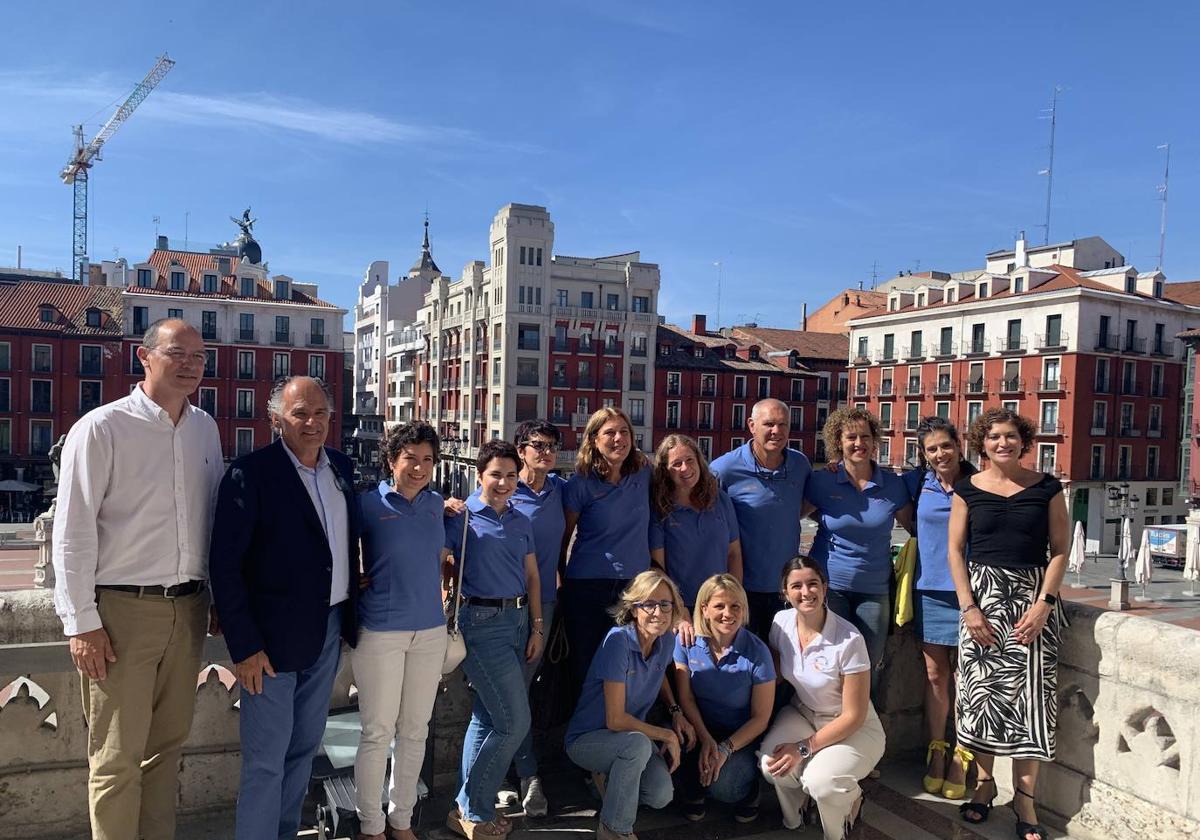 Vallkirias Pisuerga posando en el balcón del ayuntamiento con Mayte Martínez, concejala de Participación Ciudadana y Deportes, y Alejandro García Pellitero, concejal de Medioambiente.