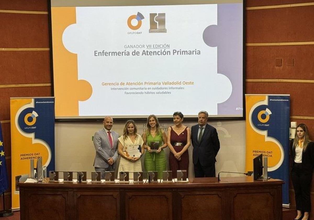 Entrega del premio OAT a las responsables del proyecto sobre el cuidador de Valladolid Oeste.