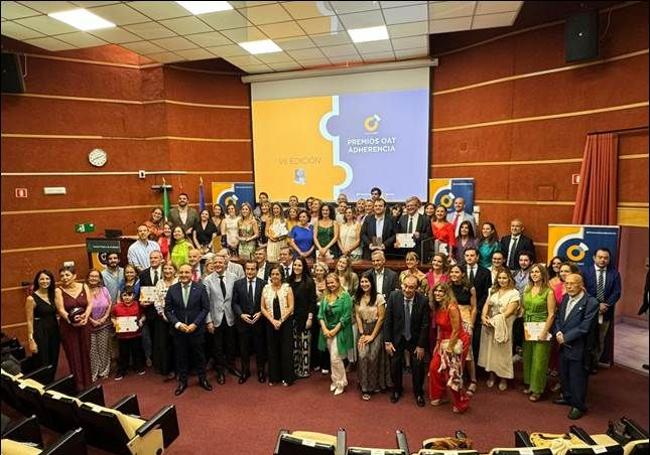 Foto de familia de galardonados en los premios nacionales OAT.