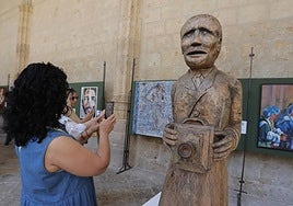 Una mujer fotografía la escultura de la famosa gárgola del fotógrafo, este miércoles en el claustro de la Catedral.