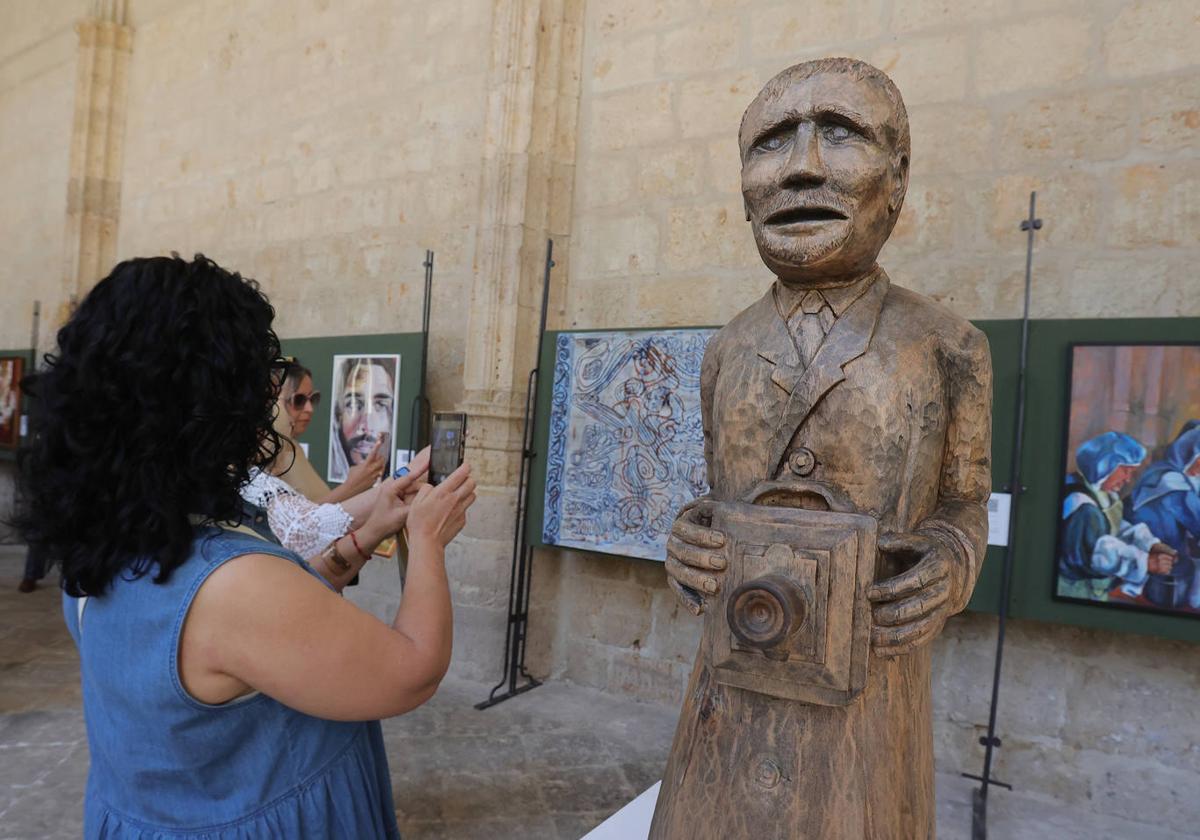 Una mujer fotografía la escultura de la famosa gárgola del fotógrafo, este miércoles en el claustro de la Catedral.