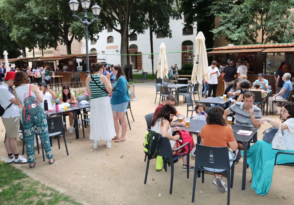 Comensales sentados en las terrazas colocadas junto a las casetas de la feria de Día de Segovia.