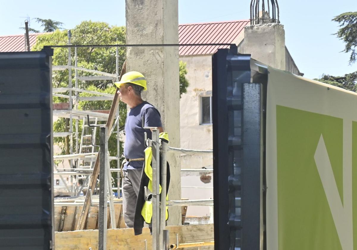 Un trabajador de la construcción en una obra en el Paseo de Zorrilla el pasado junio.