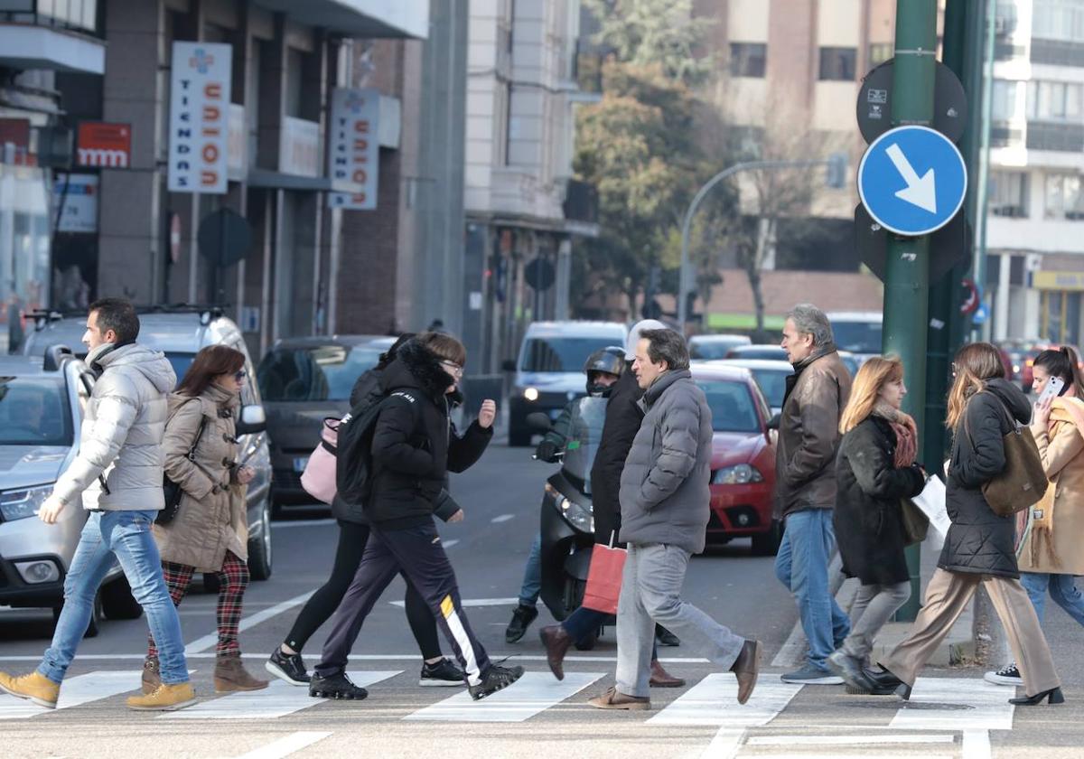 Ciudadanos cruzan una calle de Valladolid.