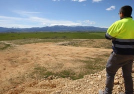 Un hombre observa los terrenos del futuro polígono industrial de Bernuy de Porreros.