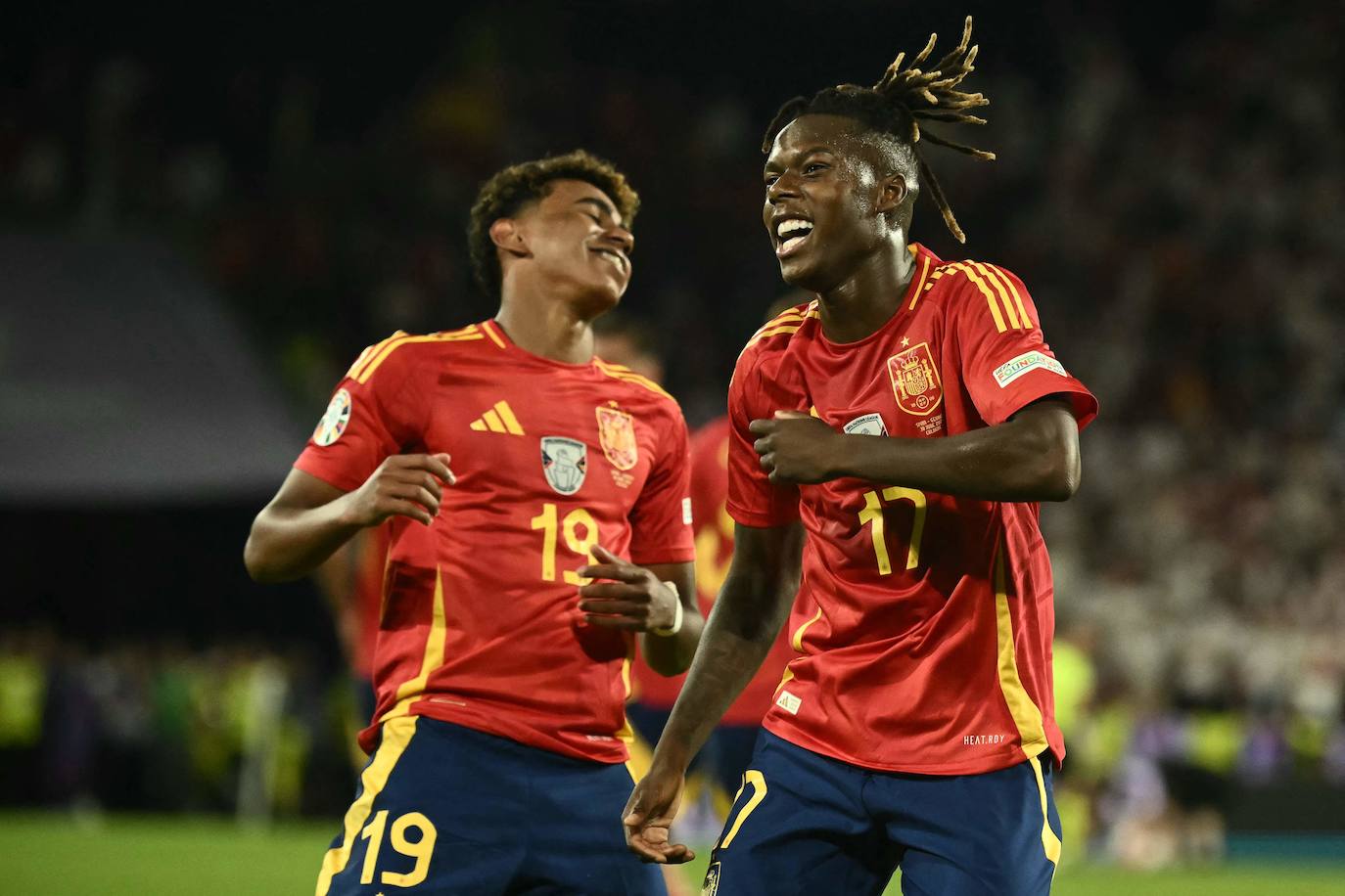 Nico Williams, en primer término, y Lamine Yamal, celebran un gol en el partido ante Georgia.