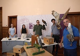 Presentación de la campaña de control de palomas en la sala de prensa del Ayuntamiento.