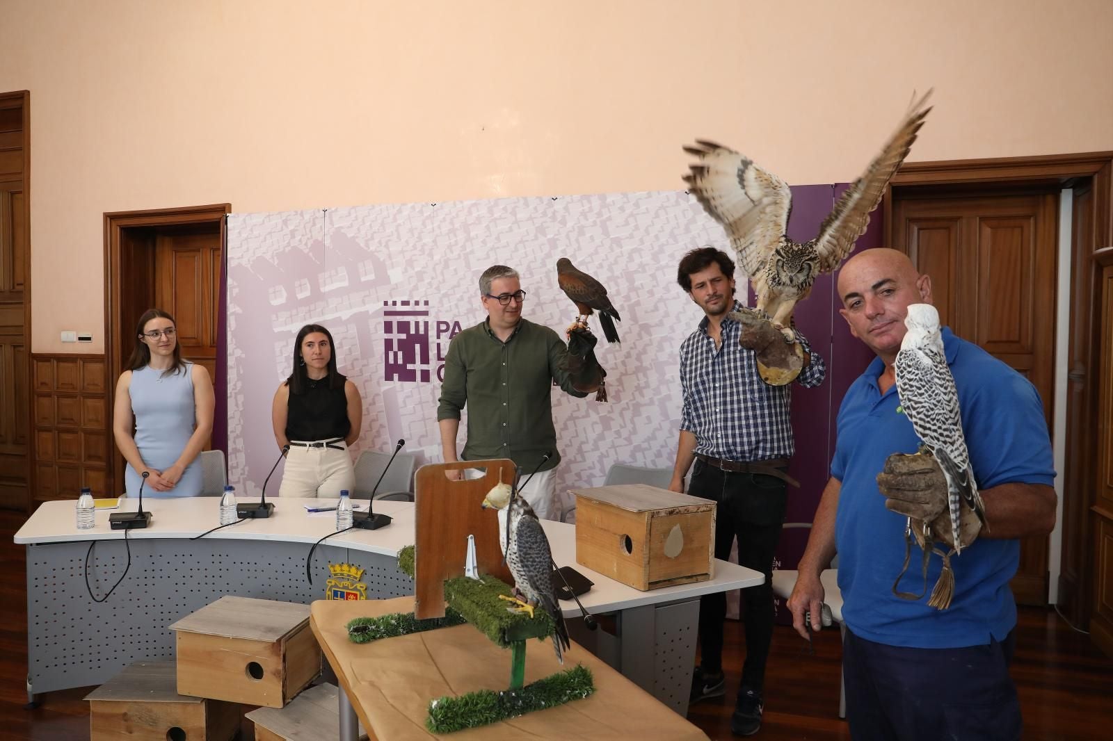 Presentación de la campaña de control de palomas en la sala de prensa del Ayuntamiento.