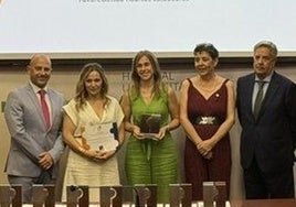 Entrega del premio OAT a las responsables del proyecto sobre el cuidador de Valladolid Oeste.