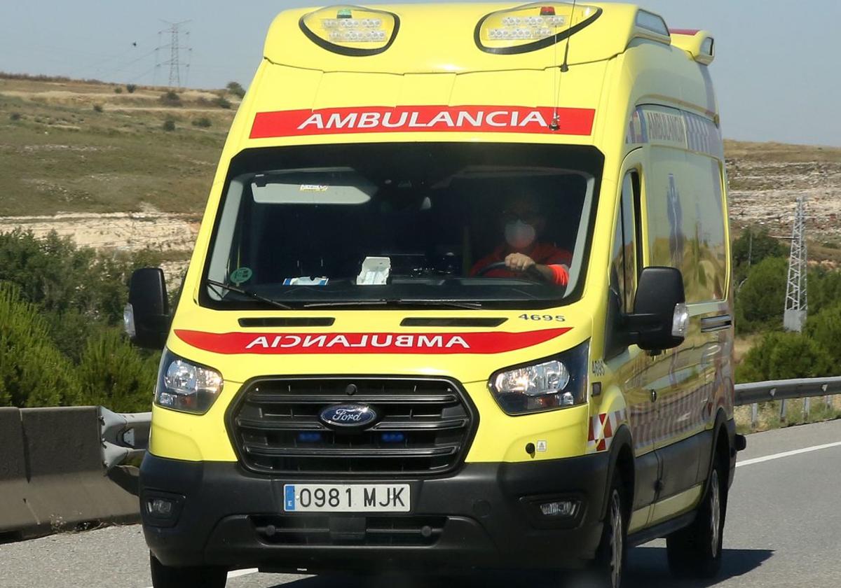 Ambulancia del 112 circula por una carretera de la provincia de Segovia.