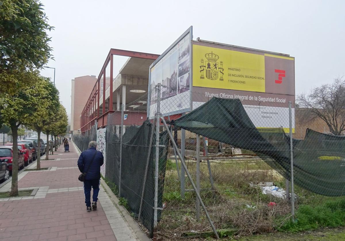 Urbanización de la plazoleta de la esquina de las calles Cardenal Torquemada y Tirso de Molina, en el patObra paralizada en el antiguo colegio San Juan de la Cruz.