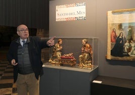 Rafael Martínez explica unas piezas históricas.