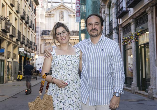 Laura Dulce y Enrique de Inés en la calle Platerías.