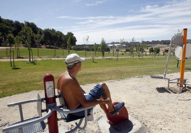 Un hombre hace ejercicio en uno de los aparatos biosaludables instalado en el parque forestal del Cerro de Las Contiendas