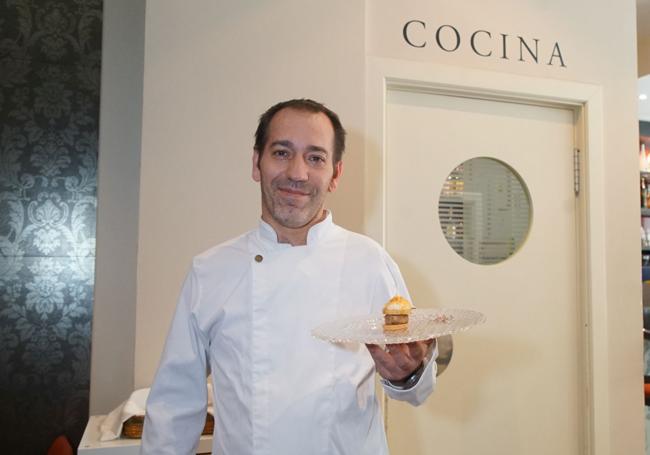 Rubén Escudero posa junto a 'Petit Four de Cochinillo'.