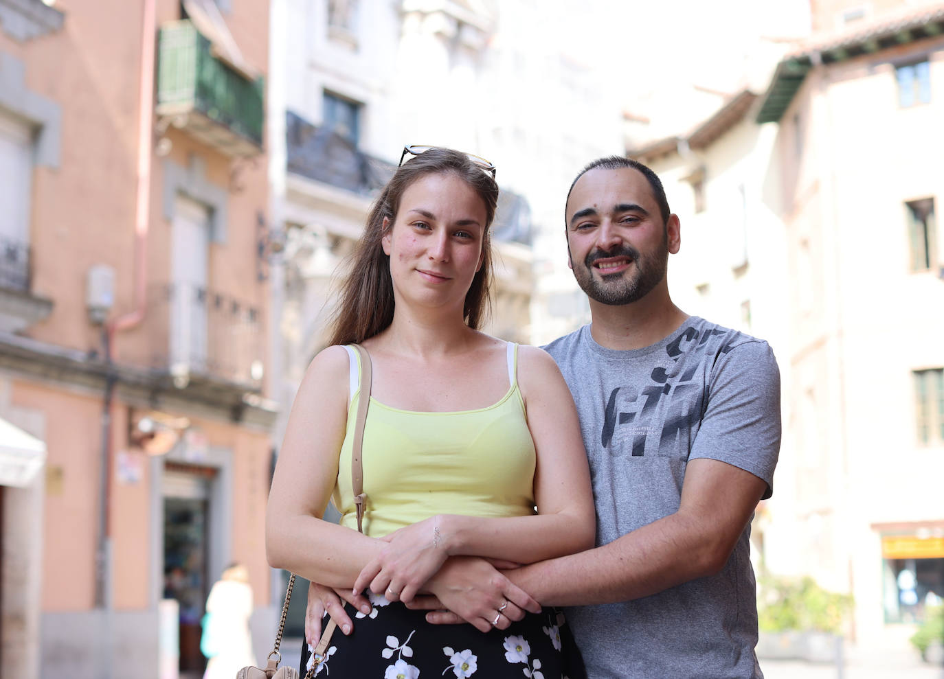 Angélica Domínguez y Cristian García posan al lado de la Vera Cruz.