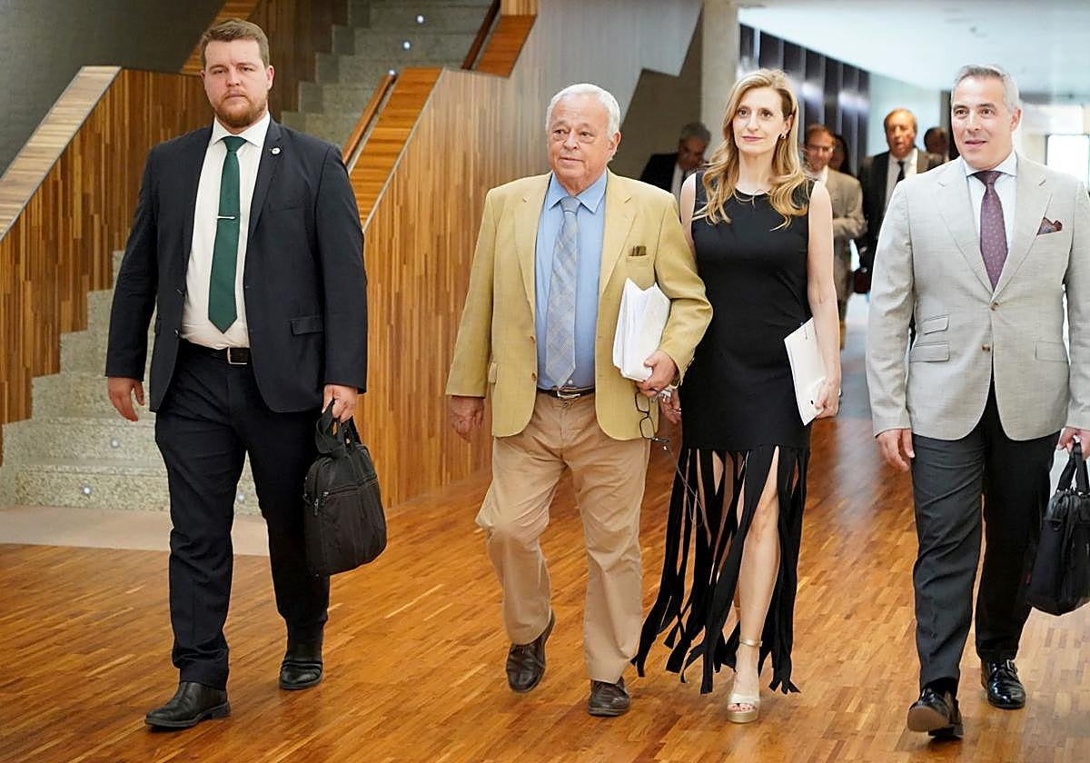 Santonja a su llegada a las Cortes.