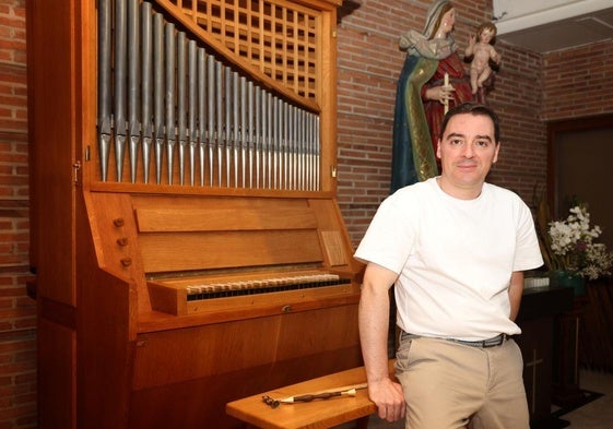 Juan Pablo Hervada, junto al órgano adquirido a la parroquia protestante de Puderbach, en el estado alemán de Renania, y reubicado en la iglesia de San Lorenzo.