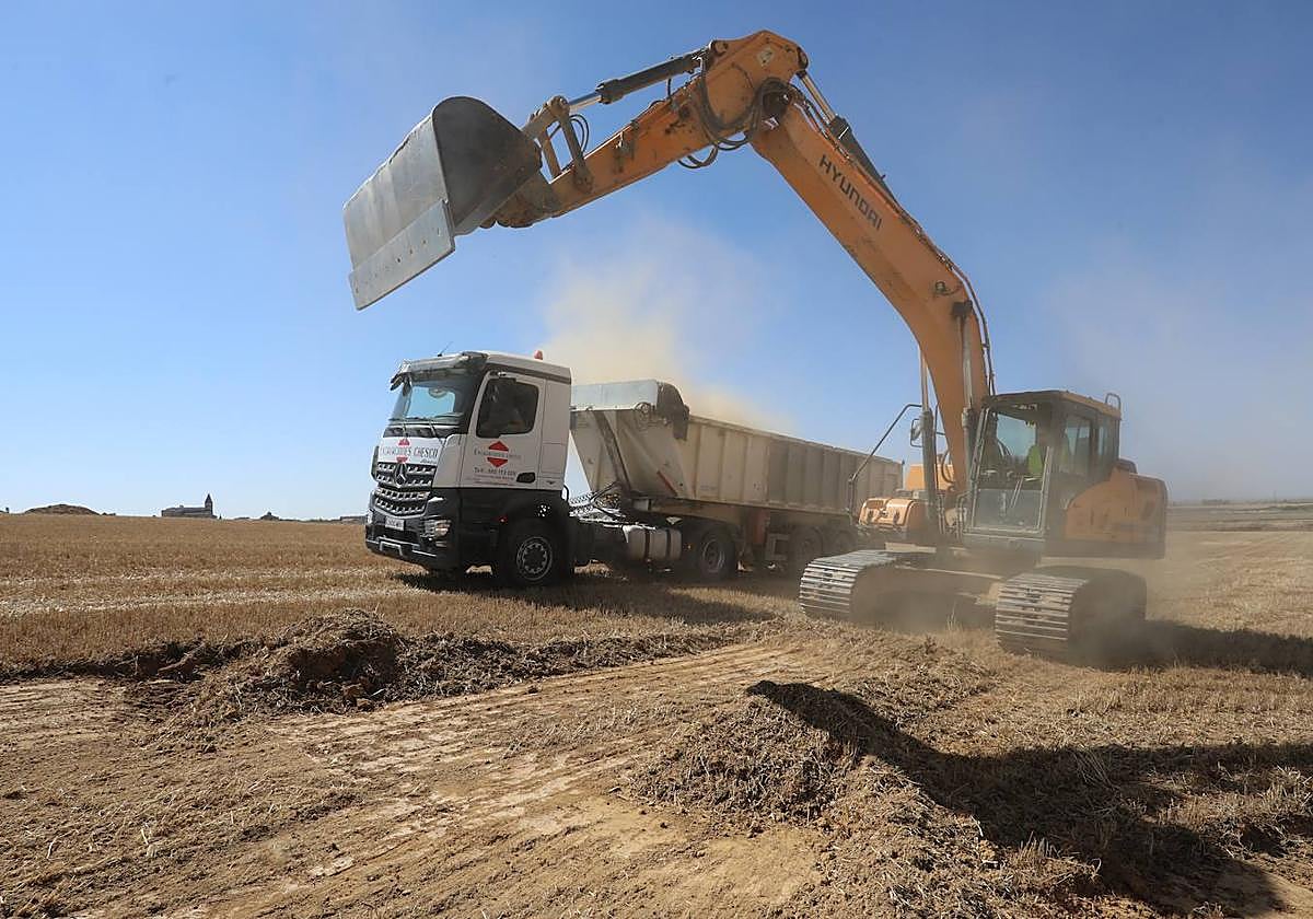 Las máquinas trabajan en el terreno de Paredes de Nava.