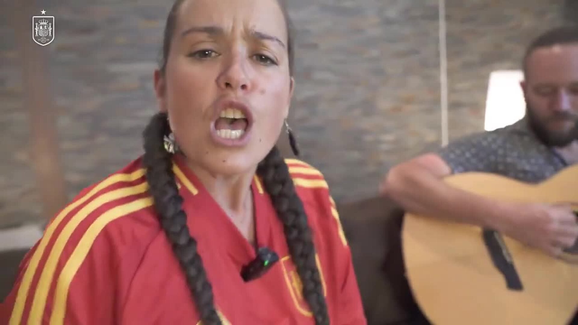 Isabel Aaiún adapta su 'Potra Salvaje' para animar a la selección española