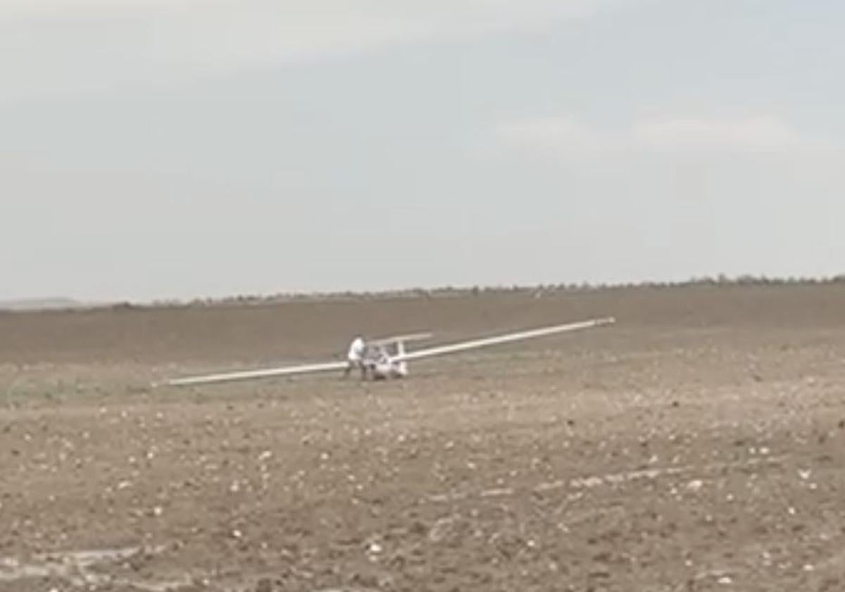 El piloto sale de la avioneta tras el aterrizaje de emergencia.