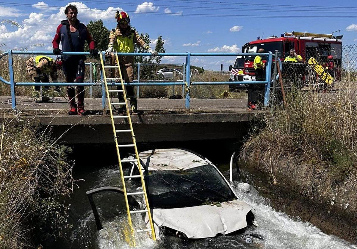 El coche, en el arroyo después del rescate de sus dos ocupantes.