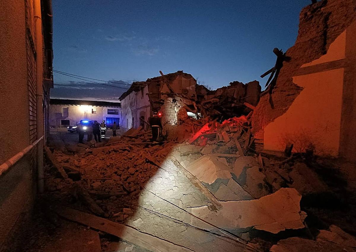 Imagen secundaria 1 - Se derrumba una casa en Villagarcía de Campos sin uso desde hace 50 años