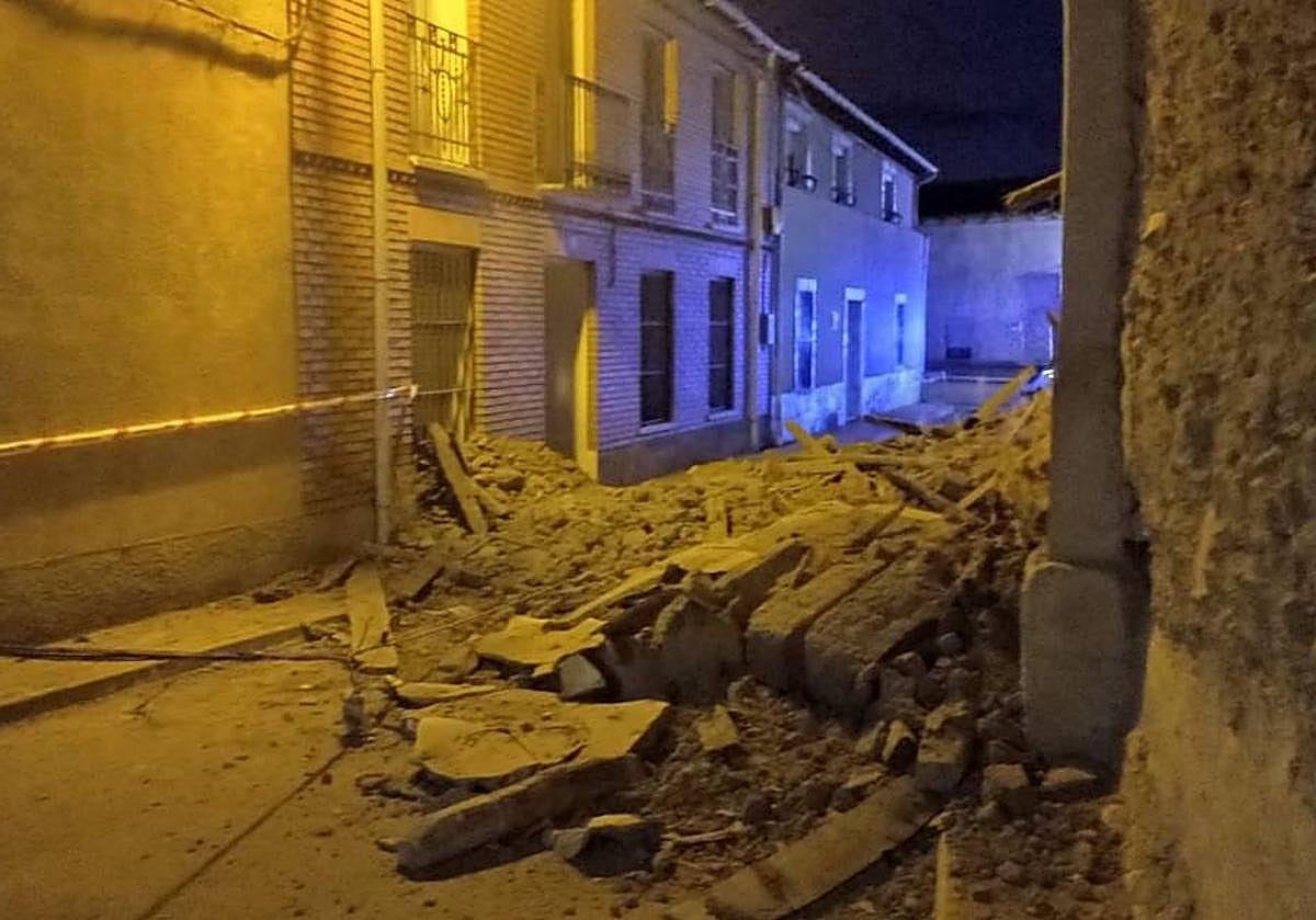 Imagen principal - Se derrumba una casa en Villagarcía de Campos sin uso desde hace 50 años