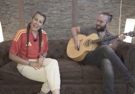 Isabel Aaiún canta la versión de 'Potra Salvaje' en apoyo a la selección española.