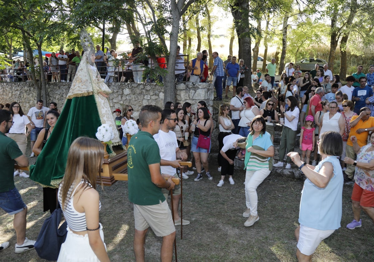 Momento del comienzo de la romería de la Virgen del Olmar.