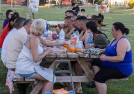 Vecinos de Zaratán disfrutan en una zona recreativa del municipio.