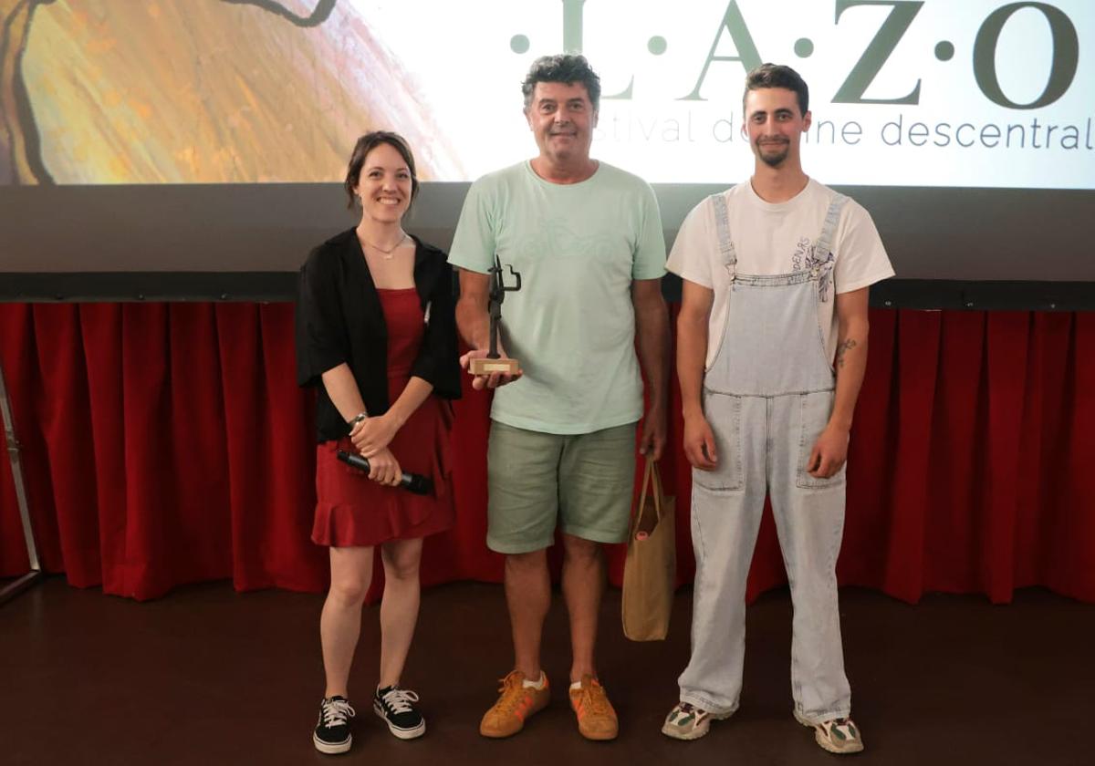 Laura García Serrano (jurado), Samu Fuente (autor del mejor largometraje) y Diego García (escultor).