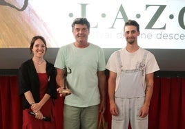 Laura García Serrano (jurado), Samu Fuente (autor del mejor largometraje) y Diego García (escultor).