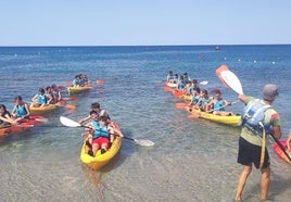 Niños palentinos en una actividad en la playa.
