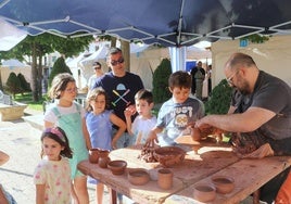 Dueñas disfruta de un animado mercado castellano