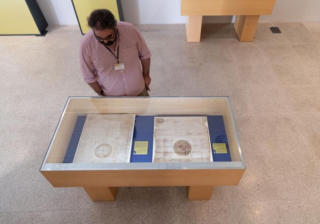 Javier Requejo, subdirector del Archivo de la Real Chancillería de Valladolid, contempla un expositor que alberga dos privilegios rodados.