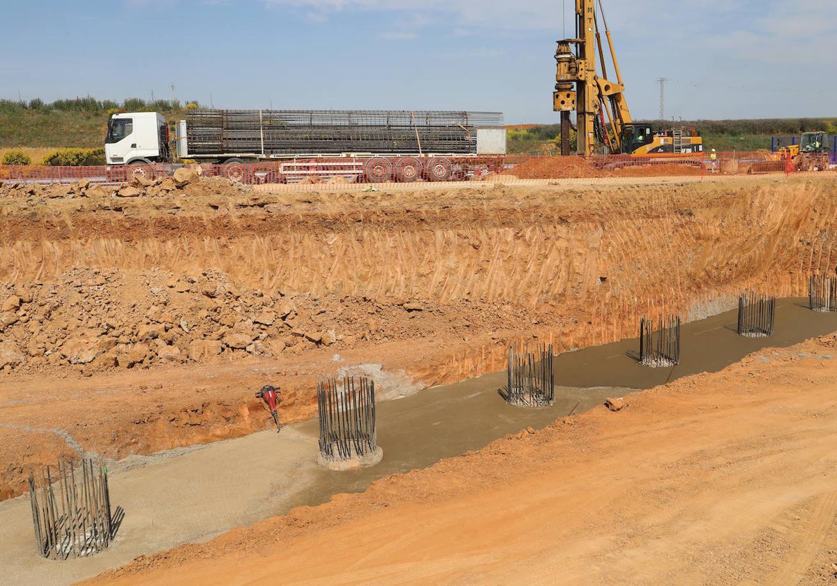 Obras de la alta velocidad a Cantabria, en el entorno de Santillana de Campos.