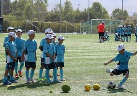 Uno de los grupos de niños realiza un ejercicio del campus en el campo José Antonio Minguela de Nueva Segovia.