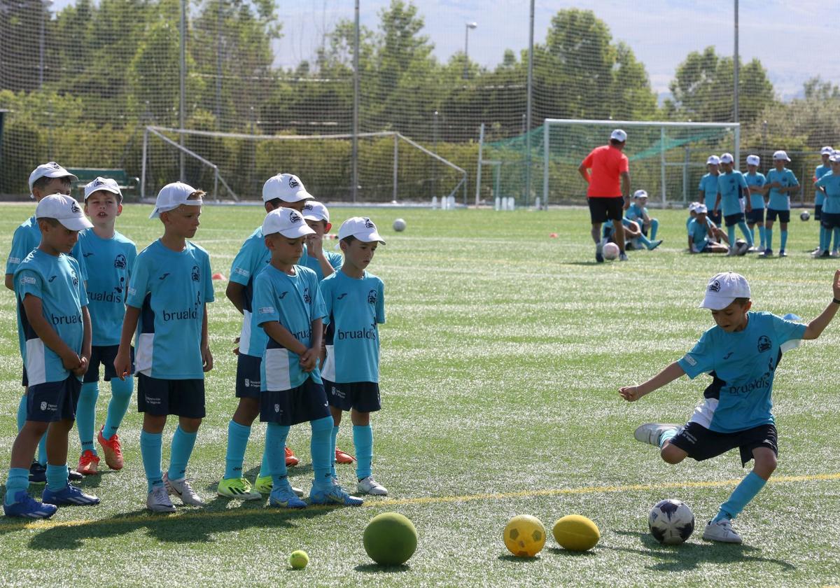 Uno de los grupos de niños realiza un ejercicio del campus en el campo José Antonio Minguela de Nueva Segovia.