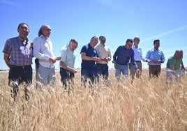 El consejero Gerardo Dueñas en Fontiveros junto a los representantes de las organizaciones profesionales agrarias y cooperativas.