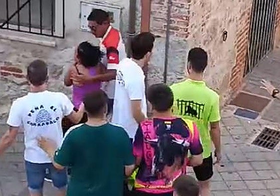 La mujer golpeada por el toro, con camiseta morada.