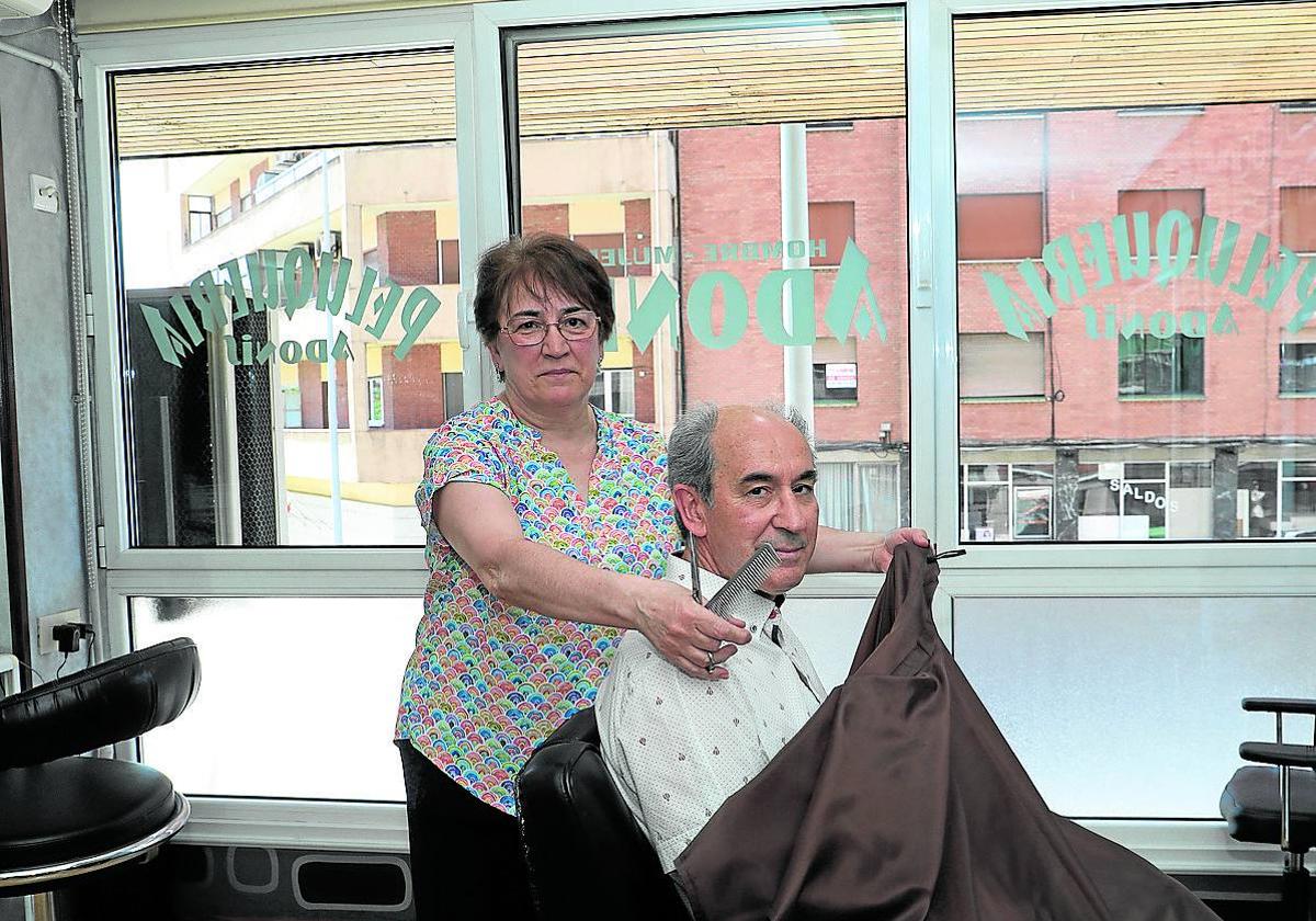 Blanca y Tino Marina en su peluquería de la avenida Modesto Lafuente.