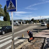 Los operarios rematan el nuevo paso de peatones de Vázquez de Menchaca con los rebajes