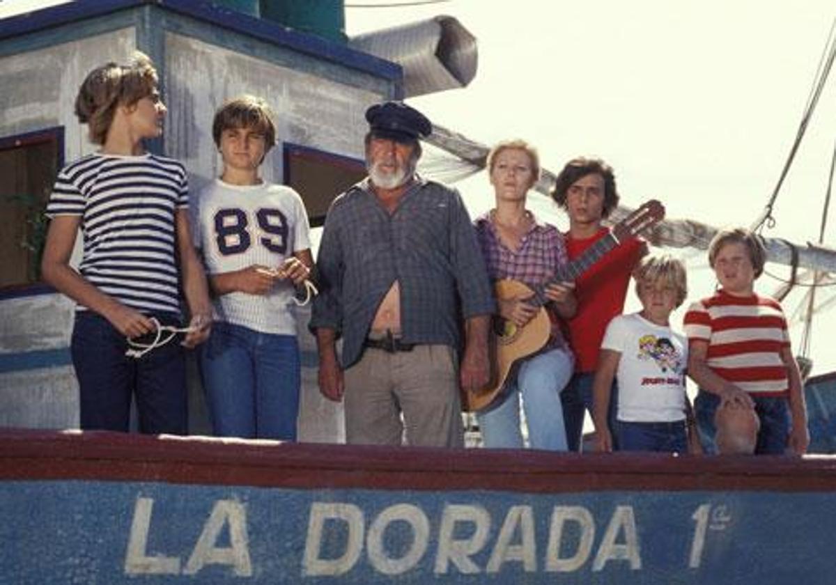 Los protagonistas de Verano Azul en el barco de Chanquete.