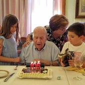 El 'abuelo de Íscar' cumple 105 años: «Nunca han faltado los vinos al mediodía y por la tarde»