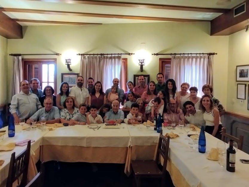 Foto de familia de Cirilo Sanz Sanz durante la celebración de su 105 cumpleaños.