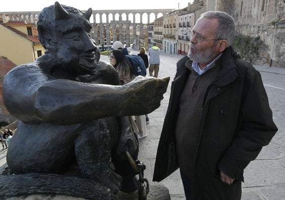 Abella el pasado 20 de febrero junto a la escultura del Diablillo en Segovia, que él esculpió y una asociación ha tratado de retirar por considerarla ofensiva.